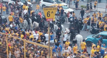 Altercado entre Libres y Lokos y policía montada a las afueras del Universitario