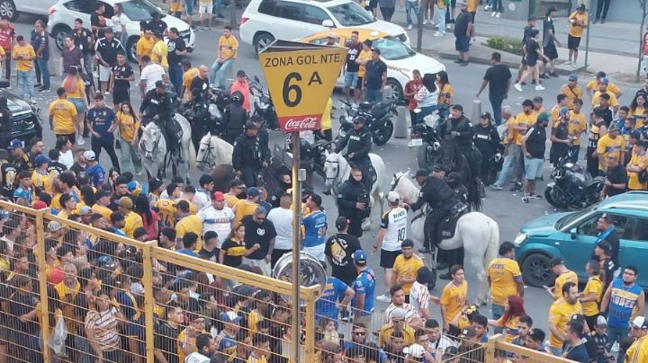 Altercado entre Libres y Lokos y policía montada a las afueras del Universitario