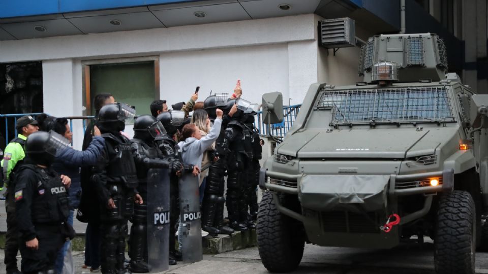 Fotografía de un vehículo blindado donde trasladan al exvicepresidente ecuatoriano Jorge Glas, este sábado en Quito (Ecuador).