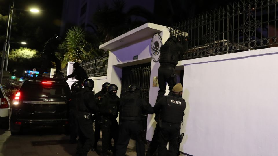 Integrantes de un cuerpo élite de la Policía ecuatoriana irrumpen en la Embajada de México para detener al exvicepresidente Jorge Glas, condenado por corrupción, y a quien se le fue negado el asilo político, este viernes en Quito (Ecuador).