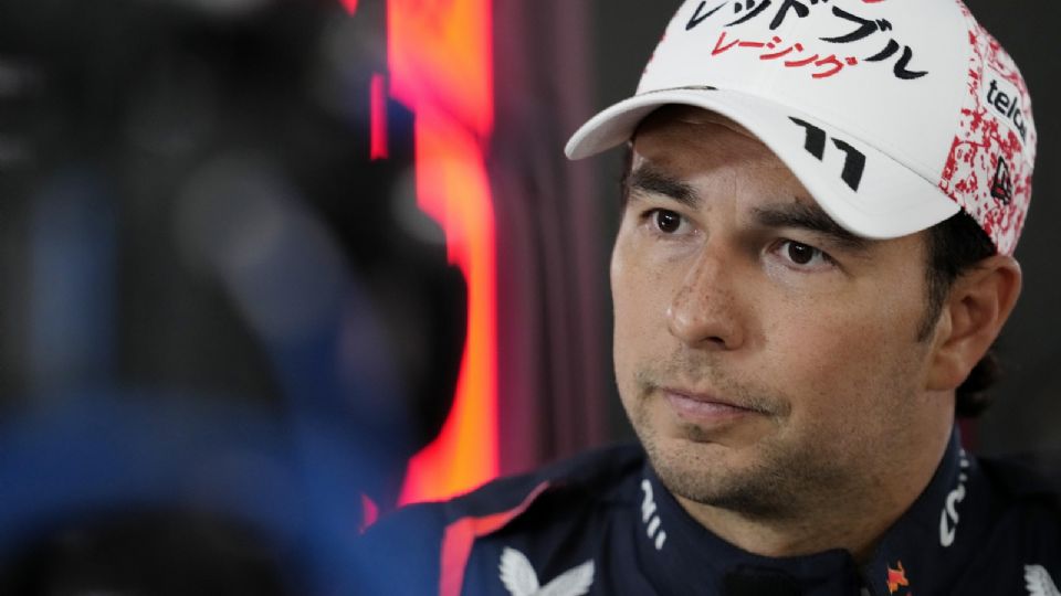 El piloto de Red Bull Racing, Sergio Pérez de México, habla con los medios después de la clasificación para el Gran Premio de Japón de Fórmula 1.