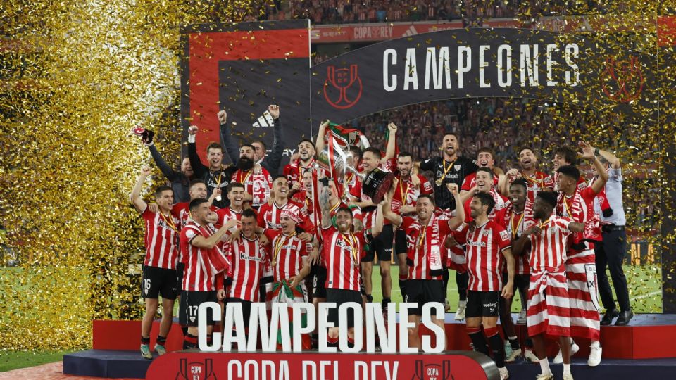 Los jugadores del Athletic Club celebran su victoria en la final de la Copa del Rey tras derrotar al Mallorca