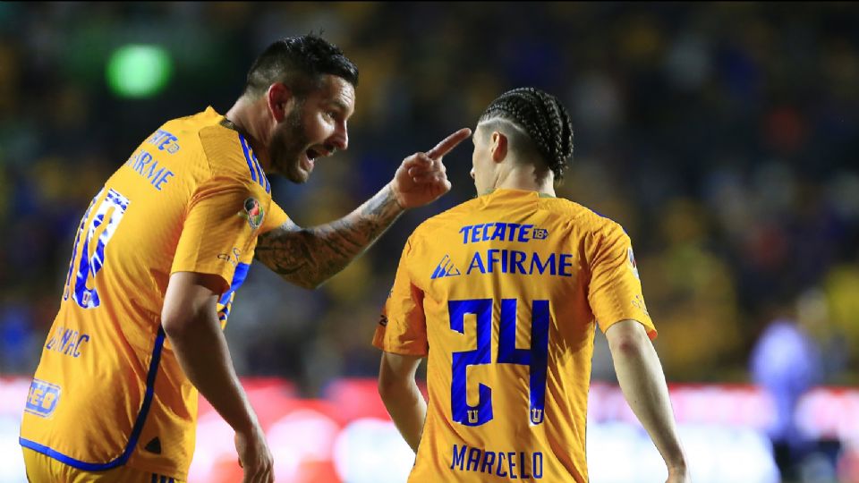 Andre-Pierre Gignac (I) y Marcelo Flores (D) del Tigres en festejo después de anotar el primer gol de su equipo durante el juego de la jornada 12