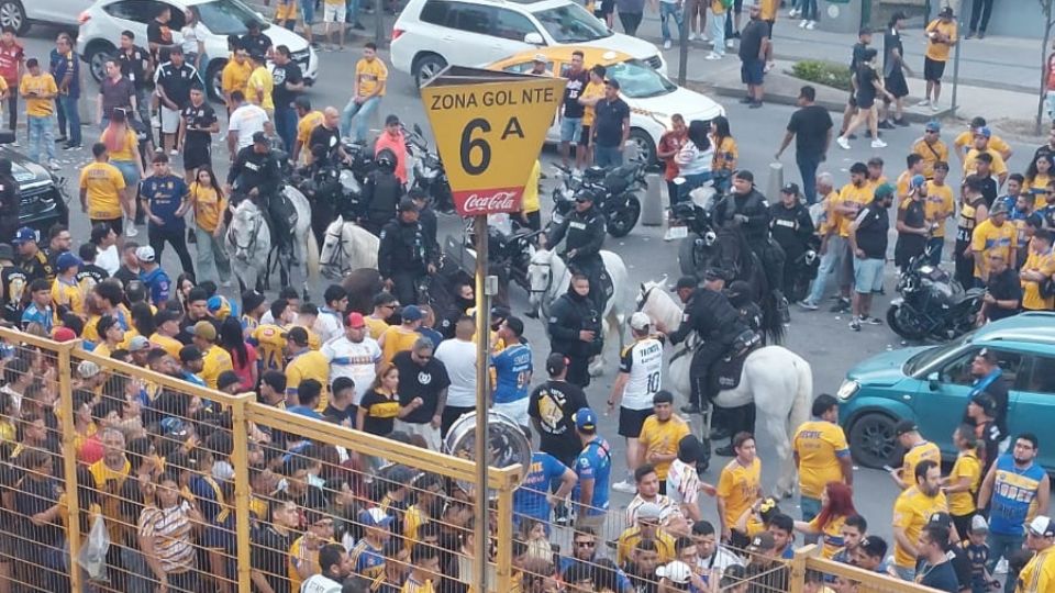 Previo al partido entre Tigres y Pachuca, la barra del club felino se enfrascó en una disputa física con la policía en uno de los accesos del Estadio Universitario