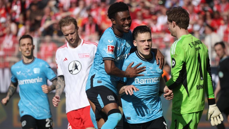 Florian Wirtz (C-R) celebra anotar el primer gol desde el punto de penalti durante el partido de fútbol de la Bundesliga entre el 1. FC Union Berlin y el Bayer 04 Leverkusen.