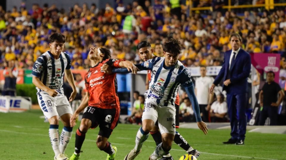 Diego Lainez se queja de una falta durante el partido entre Tigres y Pachuca