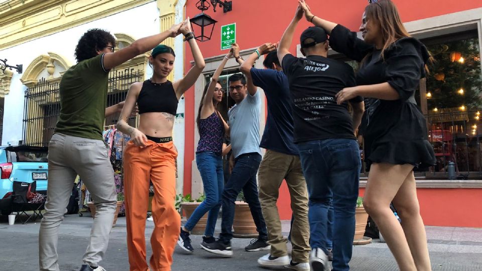 Regios bailan con música cubana en Barrio Antiguo.