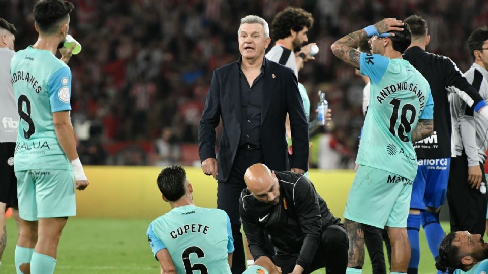 El técnico mexicano del Mallorca, Javier Aguirre, se dirige a sus jugadores antes del inicio de la prórroga durante el encuentro correspondiente a la final de la Copa del Rey