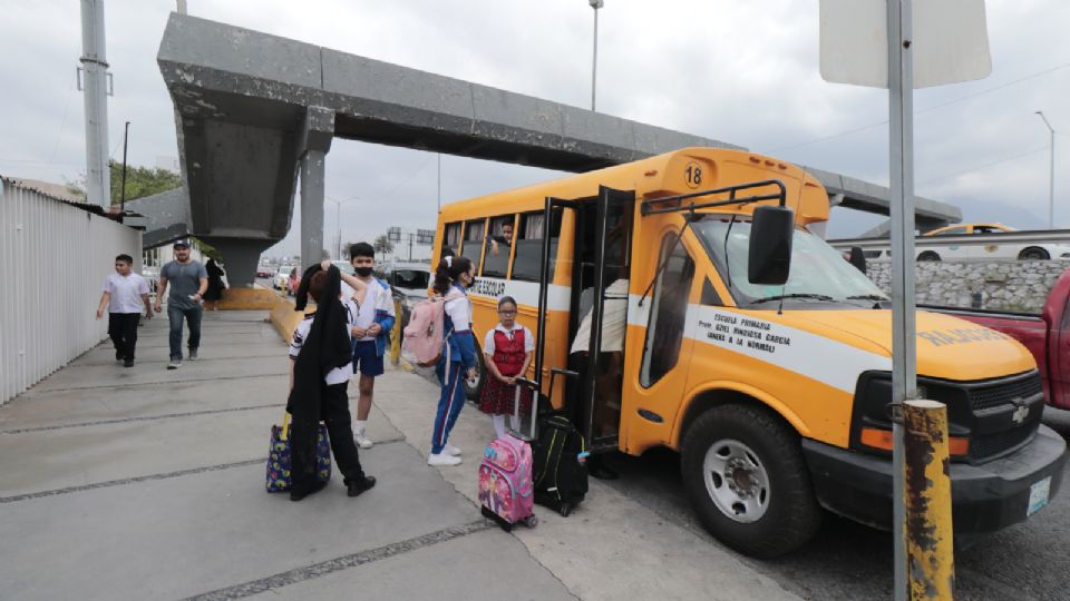 Estudiantes dirigiéndose a sus escuelas.