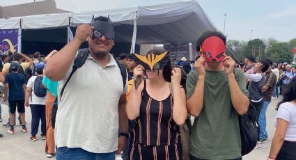 Estudiantes enmascarados disfrutan del eclipse solar en Ciudad Universitaria