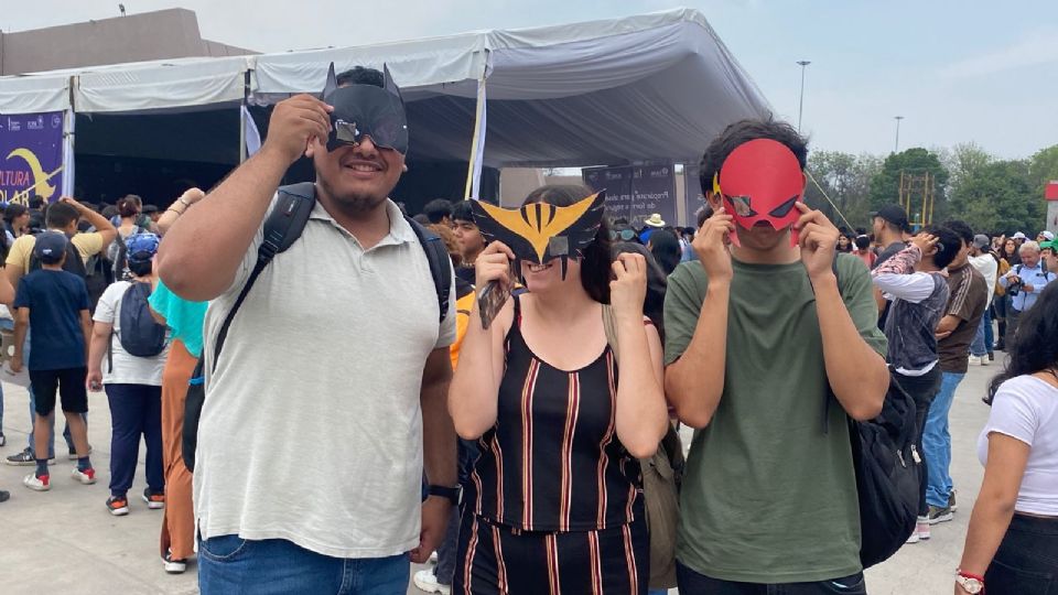 Estudiantes portan visores para observar el eclipse de forma correcta