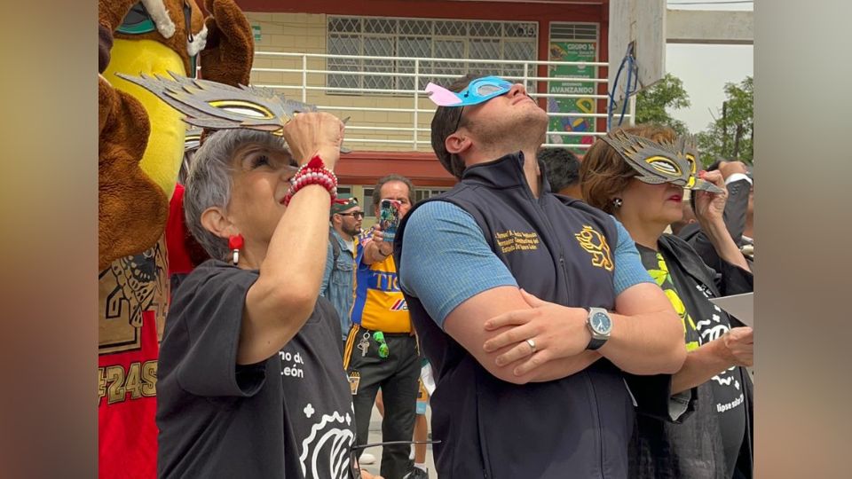 Samuel García observa el eclipse solar