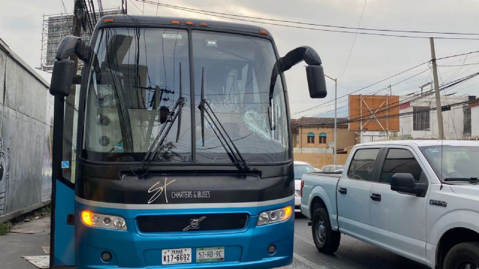 El autobùs presentó daños en el vidrio delantero.