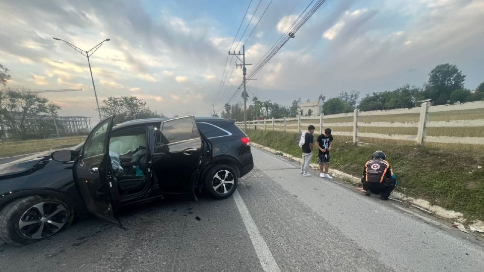 Vuelca camioneta en la Carretera Nacional este martes 9 de abril