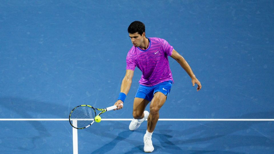 En tenista español Carlos Alcaraz no jugará en Montecarlo por una lesión en el pronador redondo del brazo derecho.