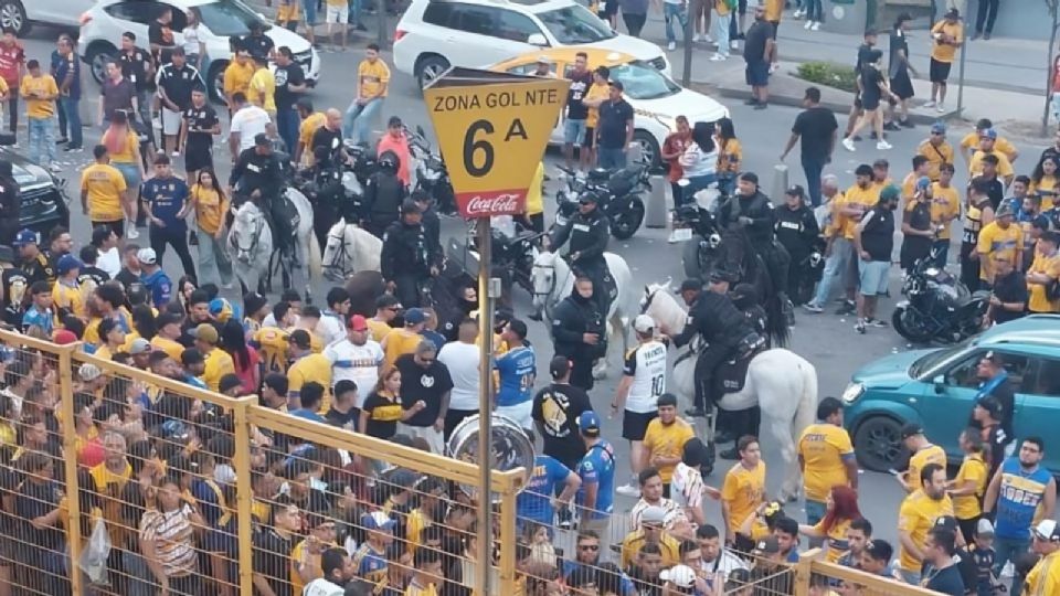 Previo al partido entre Tigres y Pachuca,  aficionados felinos sostuvieron una pelea con la policía de San Nicolás.