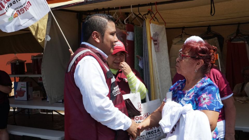 Roberto Espinoza junto a una vecina de la colonia López Mateos en Santa Catarina.