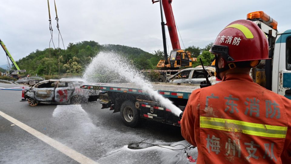 Los bomberos trabajan en el lugar de un derrumbe en una sección de la autopista Meizhou-Dabu en Meizhou |  EFE/EPA/XINHUA