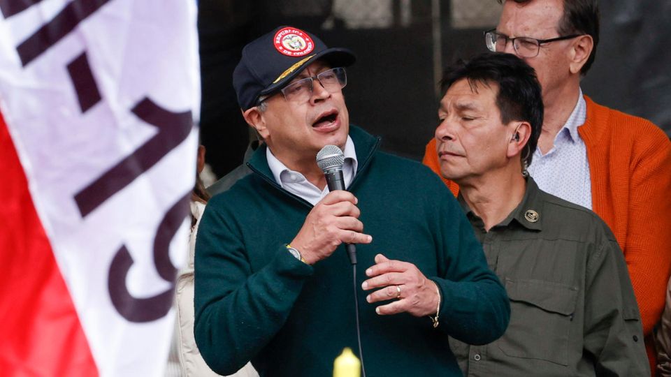 Gustavo Petro (c), habla al final de una marcha con motivo Día Internacional de los Trabajadores | EFE/ Mauricio Dueñas Castañeda