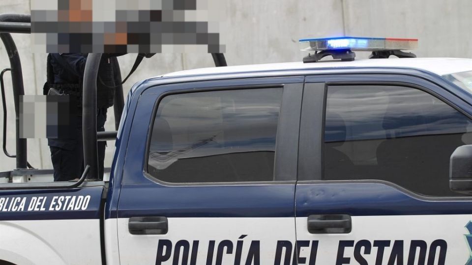 Mujer policía a bordo de una patrulla en Chihuahua
