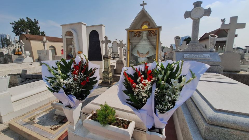 Tumbas lucen ramos de flores este viernes