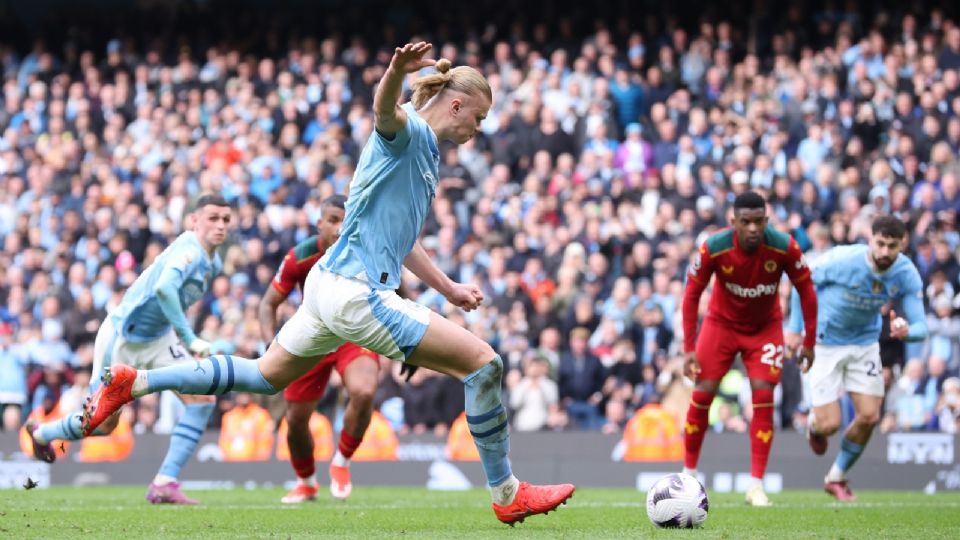 Erling Haaland del Manchester City marca un gol de penal durante el partido de fútbol de la Premier League entre el Manchester City y el Wolverhampton Wanderers.