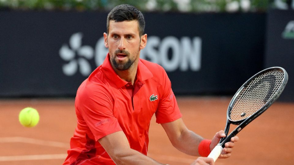 Novak Djokovic en acción contra Corentin Moutet de Francia durante el Abierto de Italia.