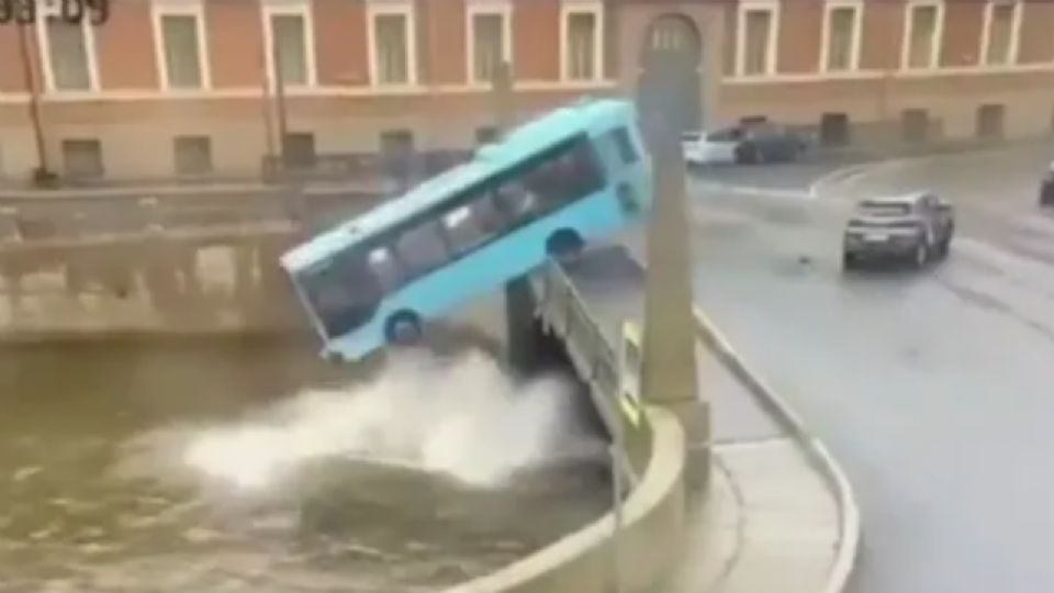 Cae camión de pasajeros a un río en Rusia.