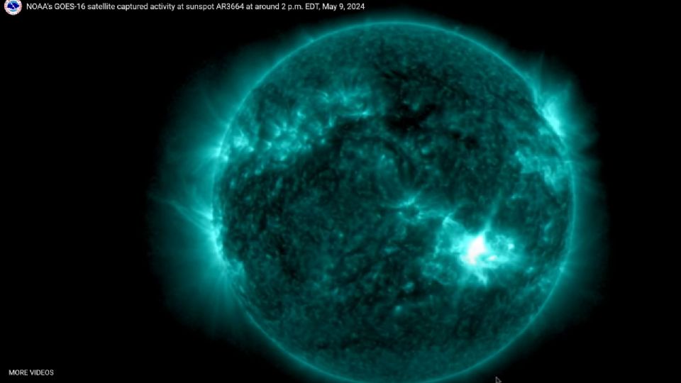 Captura de pantalla tomada de un video publicado por la National Oceanic and Atmospheric Administration (NOAA) que muestra una erupción en el sol (parte brillante de la esfera, suroeste). Una tormenta geomagnética, causada por una serie de erupciones solares y que podría ser la más severa desde 2005, alcanzará la Tierra este viernes al anochecer, según informó la Oficina Nacional de Administración Oceánica y Atmosférica (NOAA, en inglés).