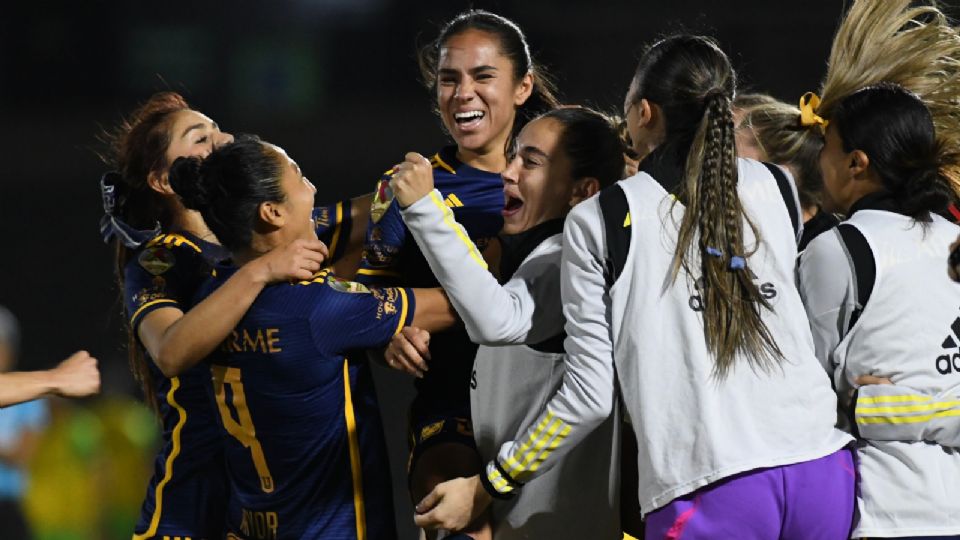 El equipo femenil de Tigres celebra la victoria sobre FC Juárez.