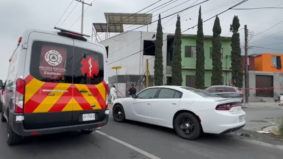 Autoridades en el sitio donde murieron dos niños presuntamente por intoxicación al ingerir pollo.