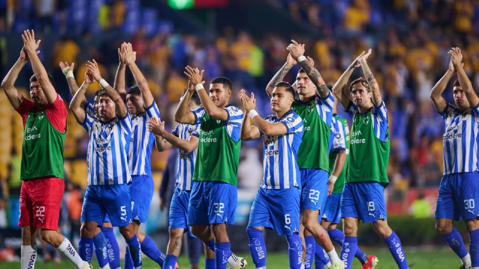 Los jugadores de Rayados agradecen el apoyo de sus seguidores que acudieron al Estadio Universitario a presenciar el Clásico Regio 136