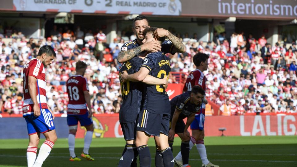 El delantero turco, Arda Guler (d), celebra su gol durante el partido de la jornada 35 de LaLiga entre el Granada CF y el Real Madrid