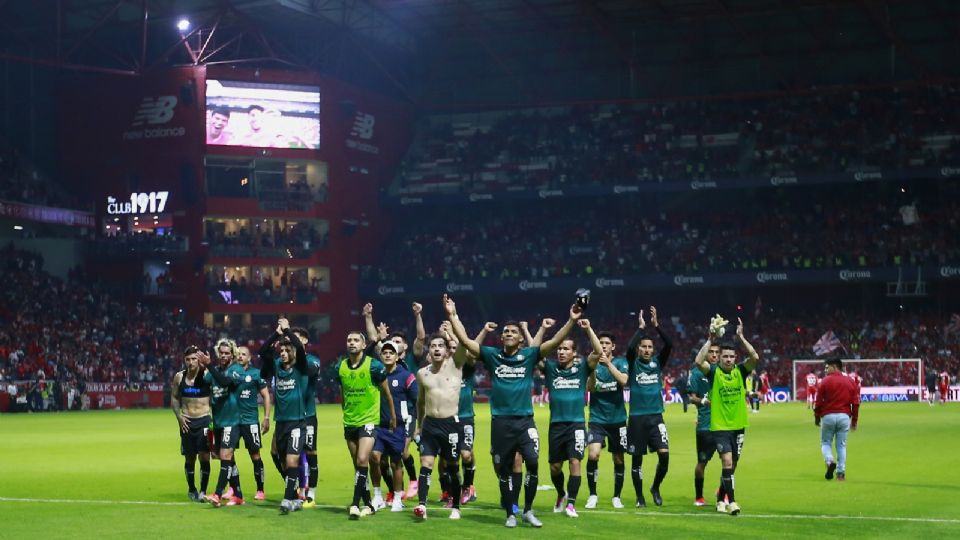 Jugadores del Chivas en festejo con su afición tras el juego de vuelta de los cuartos de final del Clausura 2024 de la Liga MX en el Estadio Nemesio Diez frente a Toluca