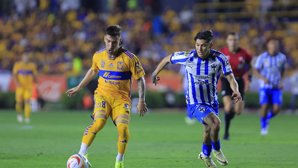 Fernando Gorriaran (I) del Tigres y Gerardo Arteaga (D) del Monterrey disputan el balón durante el juego de ida de los cuartos de final del Clausura 2024