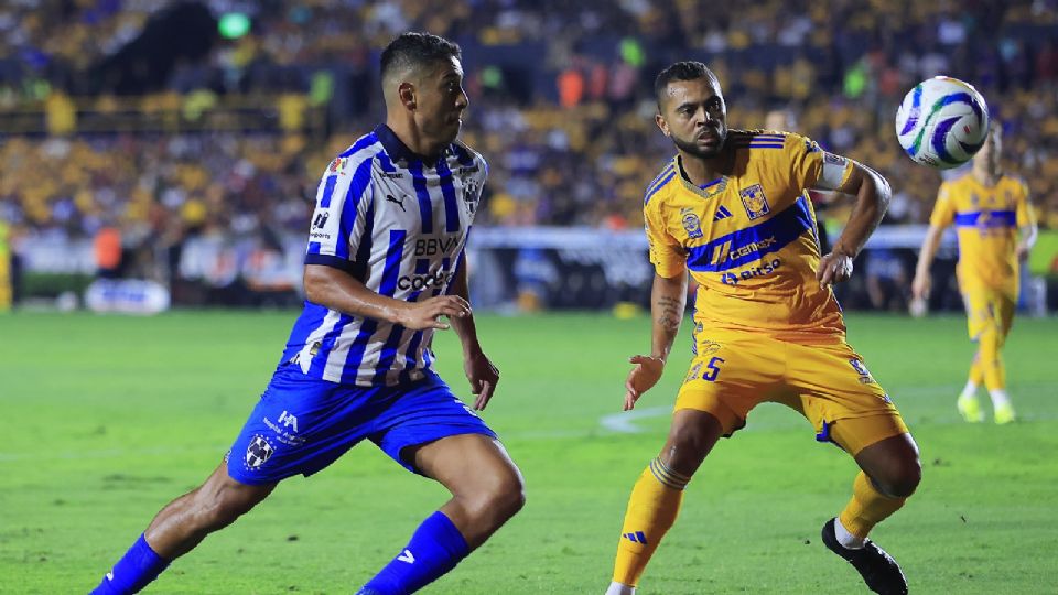 Luis Romo (I) del Monterrey y Rafael Carioca (D) del Tigres disputan el balón durante el juego de ida de los cuartos de final del Torneo Clausura 2024