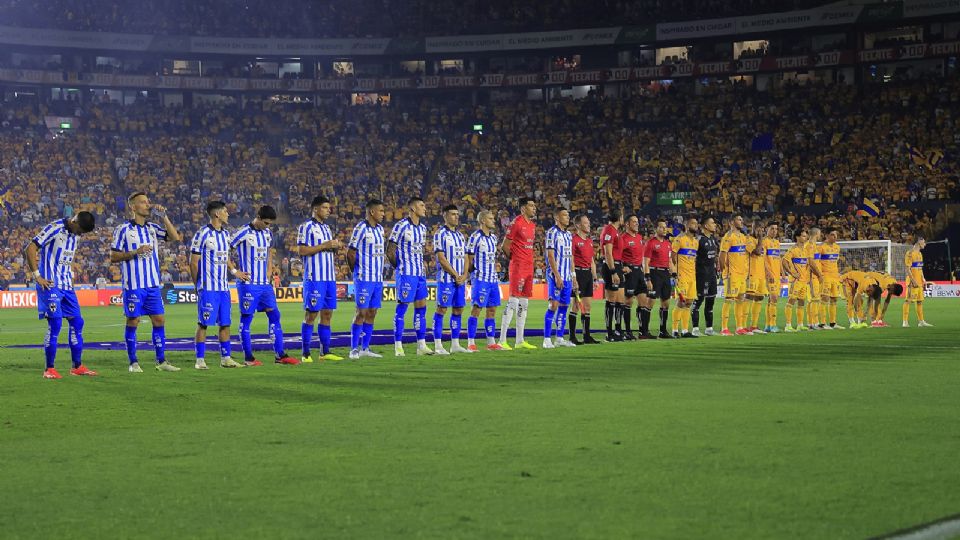 Jugadores de Tigres y Monterrey en la ceremonia previa durante el juego de ida de los cuartos de final del Clausura 2024 de la Liga MX en el Estadio Universitario