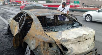 Auto Mazda choca contra Jeep y se incendia en avenida Miguel Alemán; responsables huyen