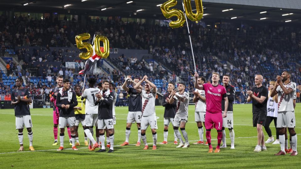 Los jugadores de Leverkusen celebran estar invictos en 50 partidos en todas las competiciones esta temporada después de ganar el partido de fútbol de la Bundesliga entre VfL Bochum y Bayer Leverkusen.