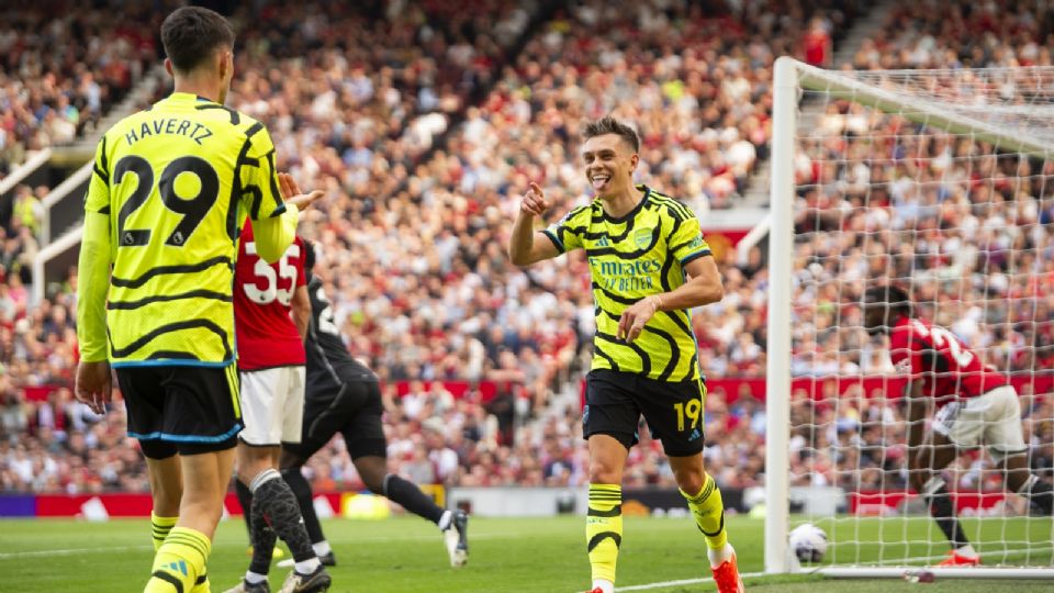 Leandro Trossard celebra su gol con su compañero Kai Havertz (I) quien lo asistió en el partido de la Premier League entre el Manchester United y el Arsenal.