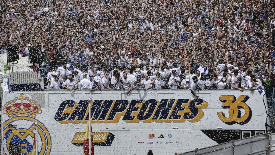 Los jugadores del Real Madrid durante la celebración con aficionados de la trigésimo sexta Liga, este domingo en la plaza de Cibeles.