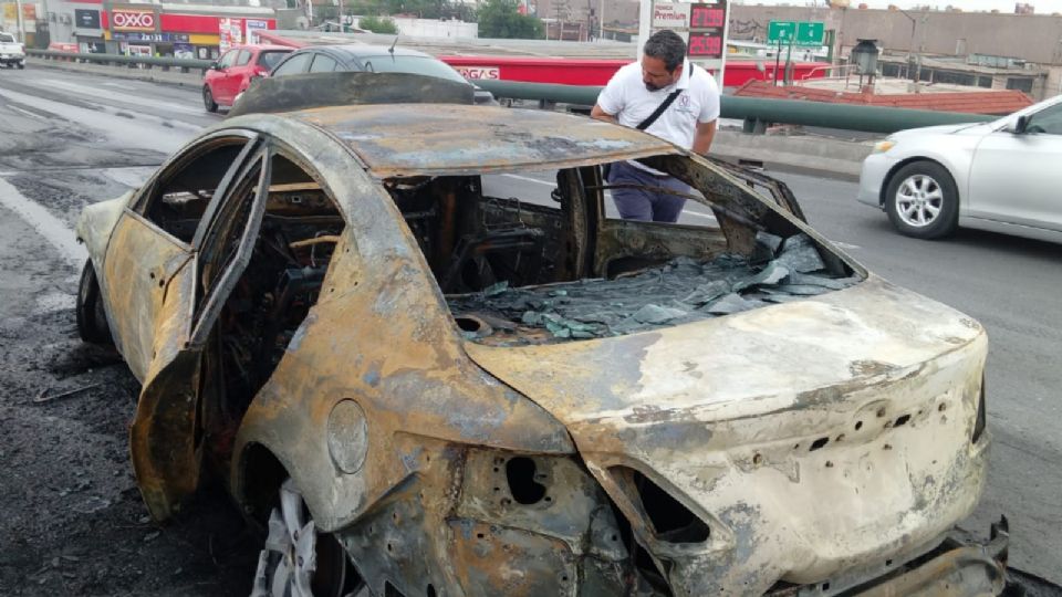 Así quedó el auto Mazda tras incendio.