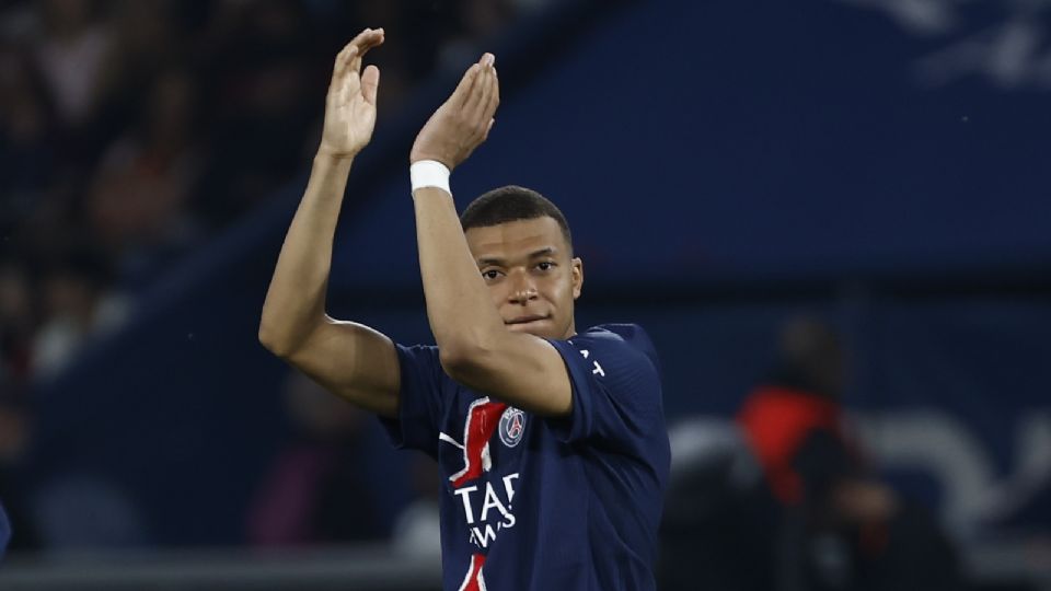 Kylian Mbappe saluda a los aficionados después del partido de fútbol de la Ligue 1 entre Paris Saint-Germain (PSG) y Toulouse.