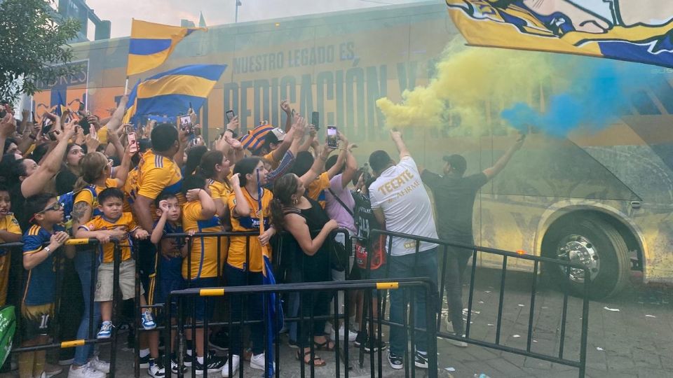 Cerca de 200 aficionados de Tigres despidieron al equipo con cánticos, banderas y bengalas antes de partir rumbo al Estadio BBVA