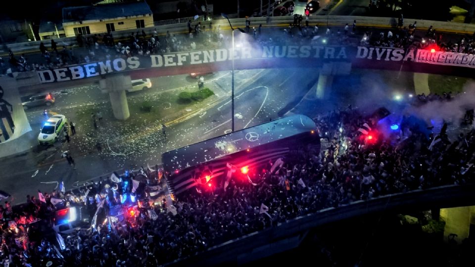 Un colorido y vibrante recibimiento por parte de 'La Adicción' y seguidores albiazules enmarcó la llegada del autobús de Rayados al Estadio BBVA.