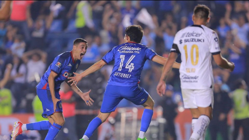 Alexis Gutierrez (D) del Cruz Azul en festejo después de anotar durante el juego de vuelta de los cuartos de final del Clausura 2024 de la Liga MX