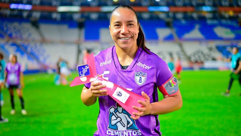 Charlyn Corral posa con un reconocimiento que recibió por convertirse en la máxima anotadora del Pachuca