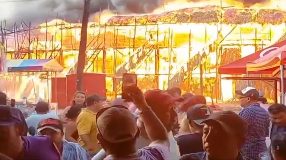 Incendio de plaza de toros artesanal en Yucatán