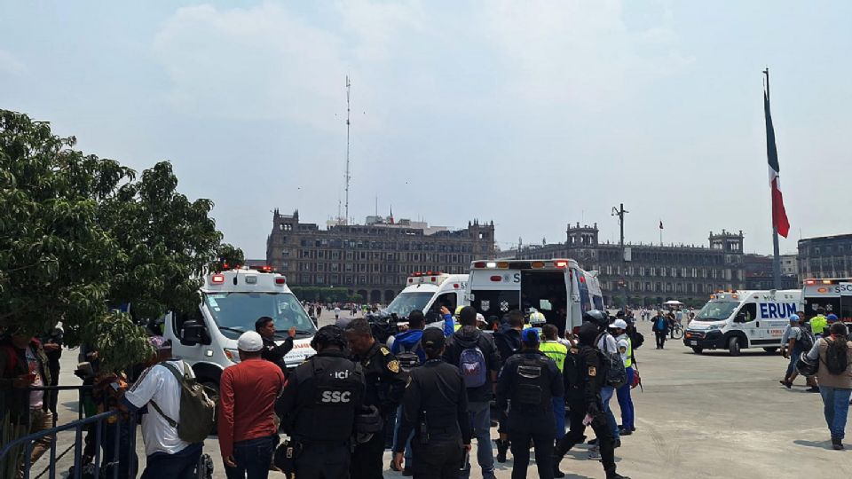 Protesta de normalistas deja 26 policías heridos en Palacio Nacional