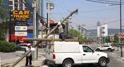 Continúan retirando postes y cables de luz en colonias de San Pedro